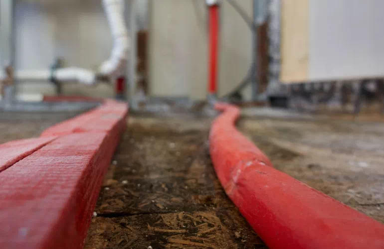 czerwone rury do instalacji wodno-kanalizacyjnej